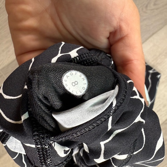 Women’s Lululemon Wunder Under Hi-Rise 1/2 Tight size 8 black and white rose - Picture 3 of 3
